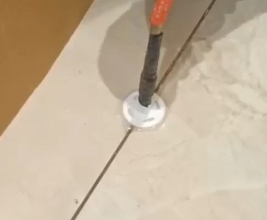 平桂瓷砖空鼓维修公司专业解答瓷砖在铺贴过程中，如果没有涂抹均匀到位的粘结材料（如水泥砂浆或瓷砖胶），可能会导致以下问题