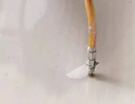 平桂瓷砖空鼓维修公司专业解答在瓷砖铺贴过程中，如果使用的砂料过粗（如全部使用了粗砂），可能会导致以下问题