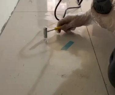 平桂瓷砖开裂维修公司专业分享瓷砖在铺贴前如果没有沥干水分，将会导致以下问题