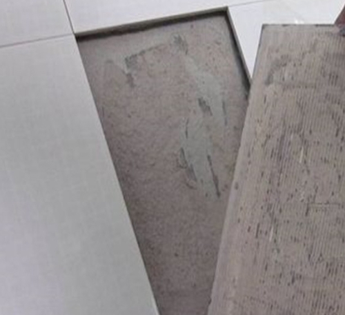 平桂瓷砖空鼓维修公司分享瓷砖铺贴时如果打浆（即涂抹在瓷砖背面和基层上的砂浆或瓷砖胶）过少，会带来以下问题